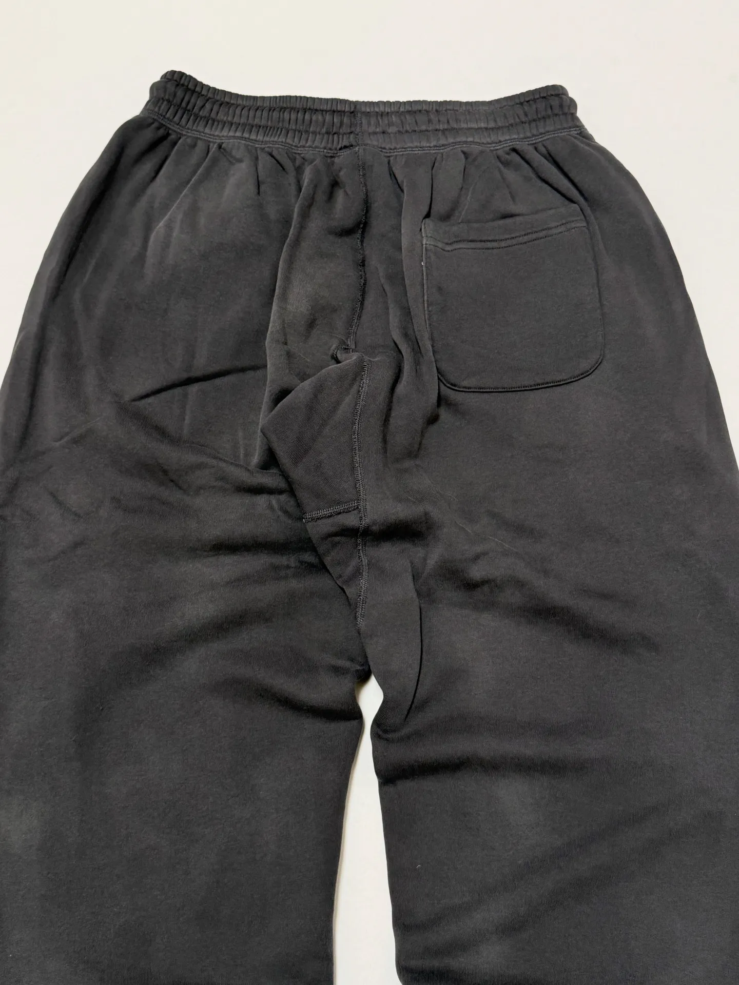 SAINT Mxxxxxx SWEAT PANTS/ANGEL/BLK Blue Angel Reborn Sweatpants Washed black S-XL Assute dyeing Sprayed on the whole piece to fade Wormhole destruction treatment Heavy fermentation washing to create NEW VINTAGE texture Factory four-needle and six-thread workmanship No bone seams More comfortable to wear Genuine grade crack printing/correct accessories